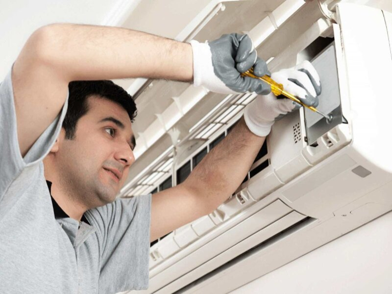 Técnico reparando Aire Acondicionado Daitsu