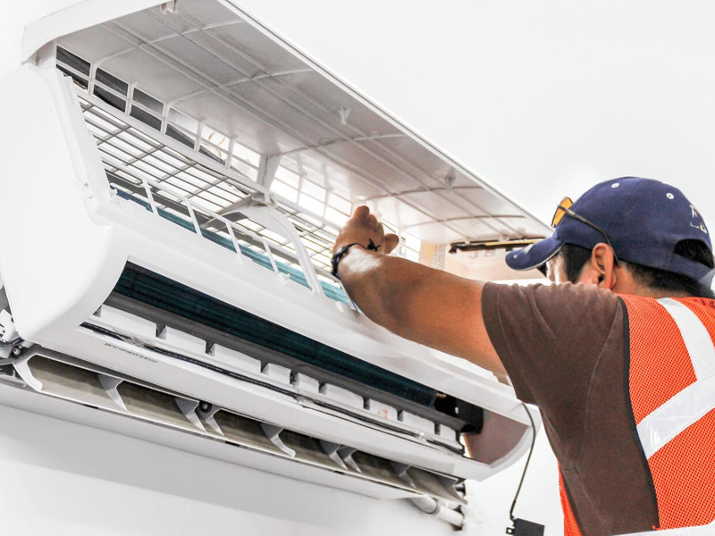 Técnico Instalando Aire Acondicionado Daitsu