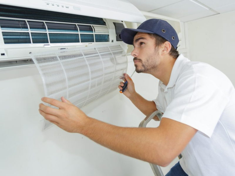 Técnico cambiando los Filtros de Aire Acondicionado Daitsu
