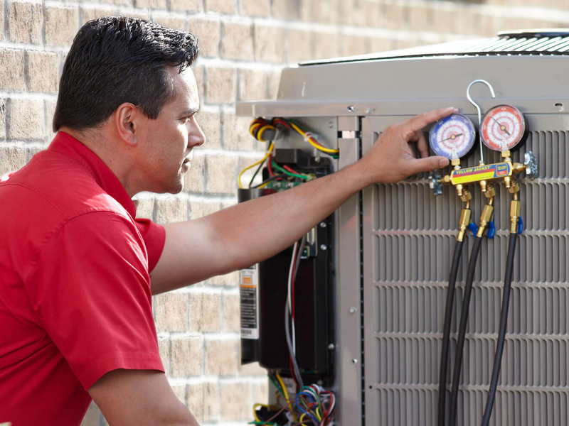 Técnico Cargando el Gas de Aire Acondicionado Daitsu