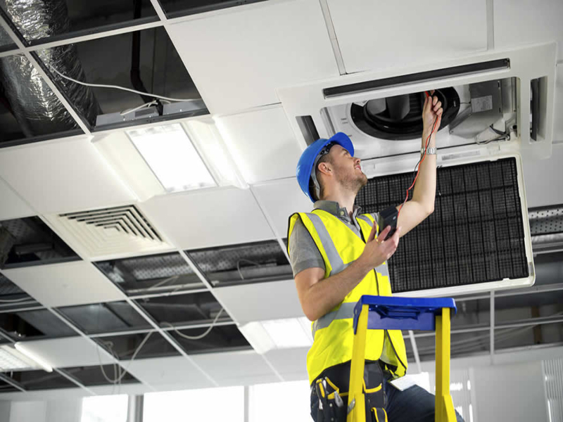 Técnico realizando Manteniento de Aire Acondicionado Daitsu